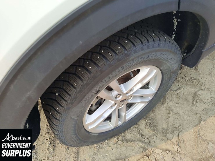 2020-ford-explorer-xlt-image-27
