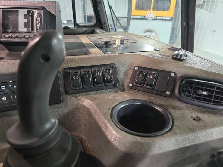 2018-peterbilt-320-image-16