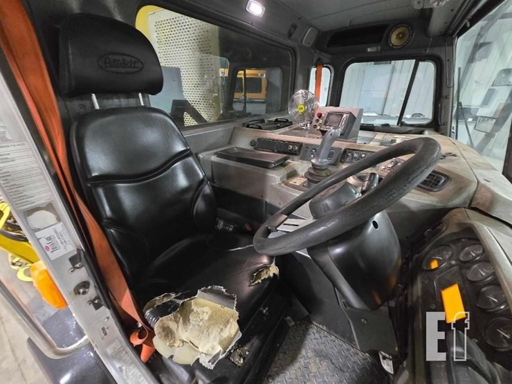 2018-peterbilt-320-image-9