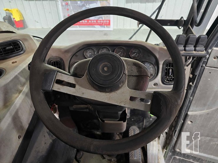2015-peterbilt-320-image-10