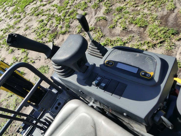 new-holland-e17c-image-14