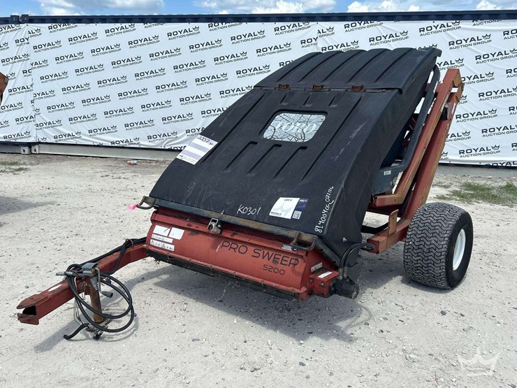 2007-toro-pro-sweep-5200-turf-sweeper-tractor-attachment-image-1