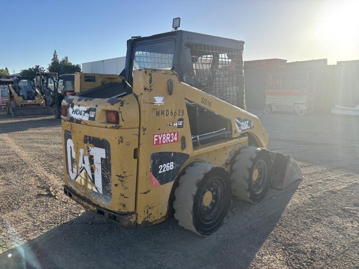 2014-caterpillar-226b3-image-3