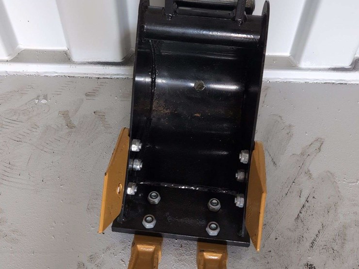 i-ranch-mini-excavator-20cm-tooth-bucket-image-1