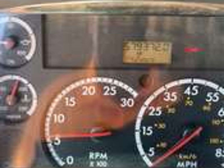 2007-freightliner-m2-106-image-26