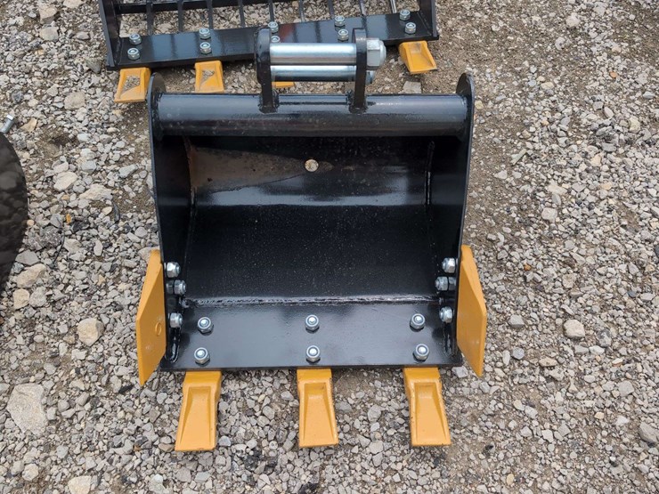 i-ranch-mini-excavator-40cm-tooth-bucket-image-1