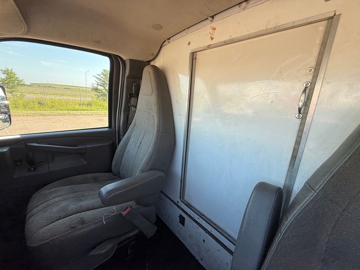 2018-chevrolet-express-4500-image-14