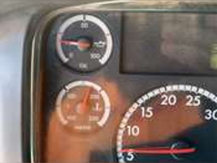 2007-freightliner-m2-106-image-24