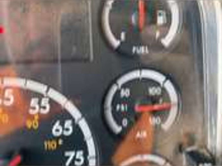 2007-freightliner-m2-106-image-25