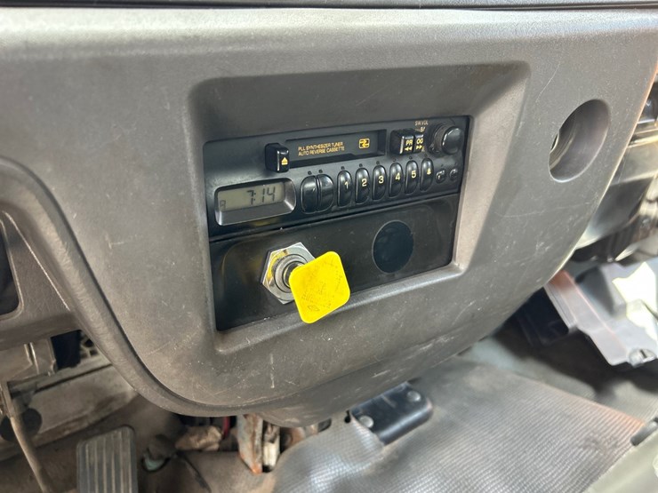 2001-gmc-t7500-image-56