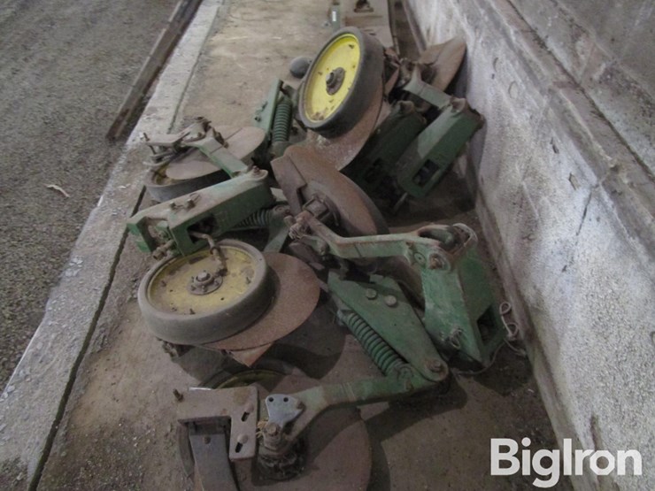 john-deere-planter-fertilizer-openers/disc-assemblies-image-5