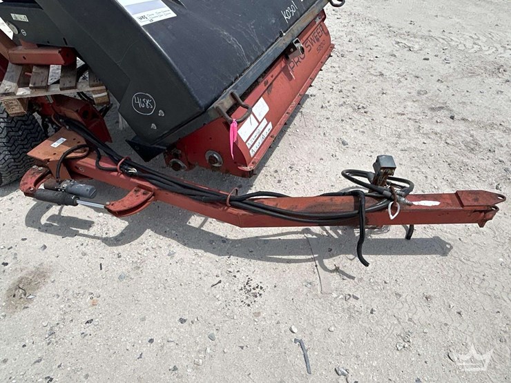 2007-toro-pro-sweep-5200-turf-sweeper-tractor-attachment-image-7