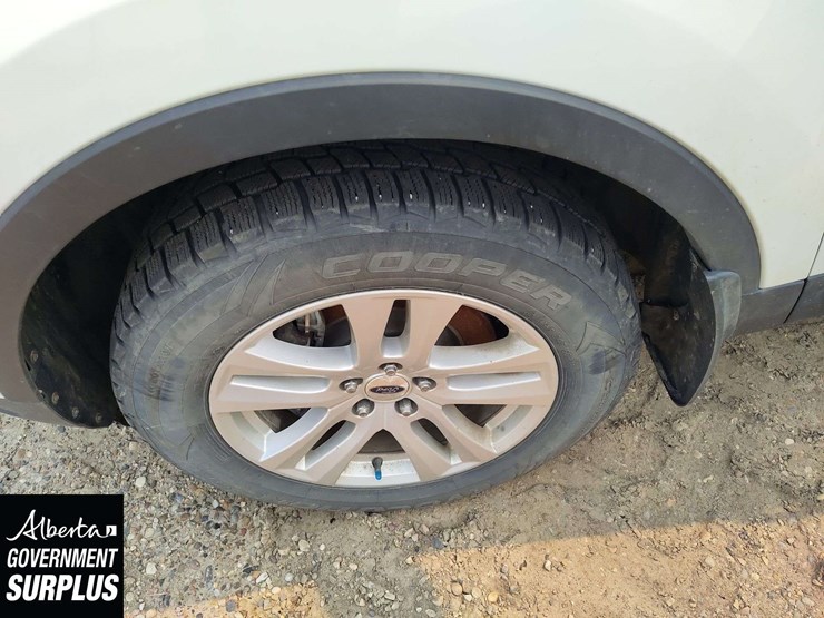 2019-ford-explorer-image-24