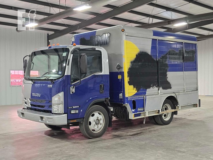 2018-isuzu-nrr-image-1