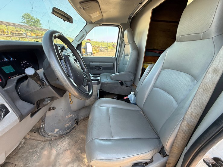 2022-ford-cargo-image-31
