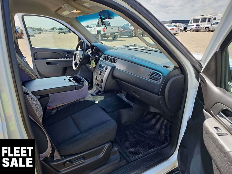 2011-chevrolet-suburban-image-29
