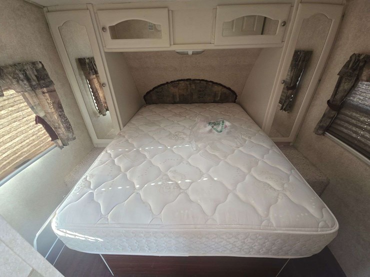 2006-keystone-outback-travel-trailer-image-24