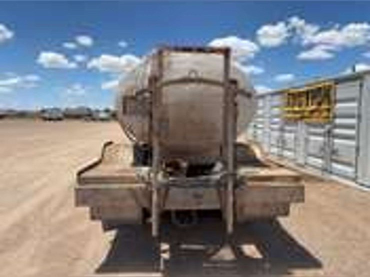 2007-freightliner-m2-106-image-7