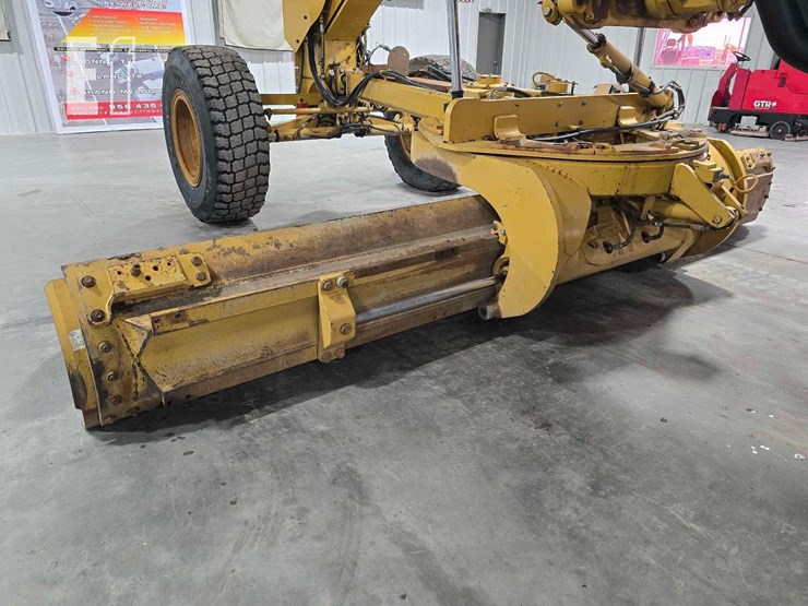 2014-caterpillar-160m2-image-12