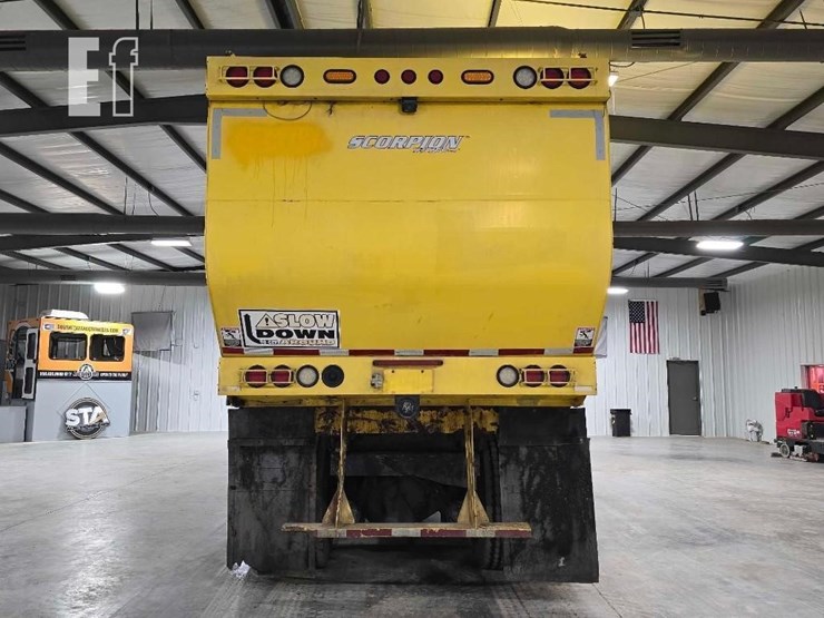 2018-peterbilt-320-image-8