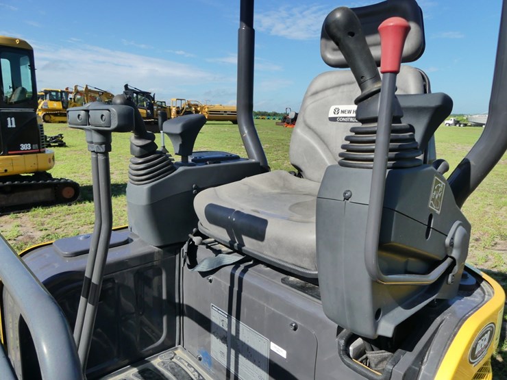 new-holland-e17c-image-13
