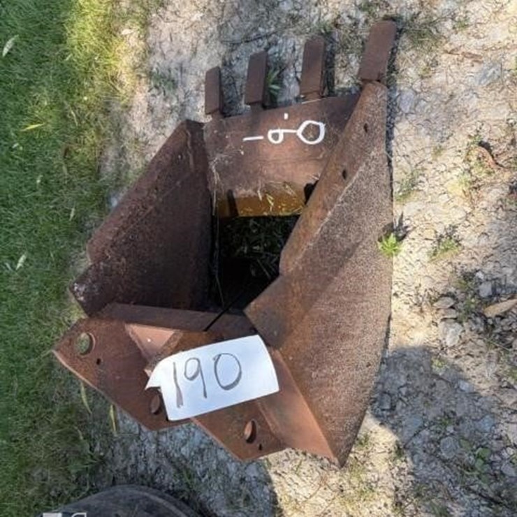 EXCAVATOR TOOTHED BUCKET
