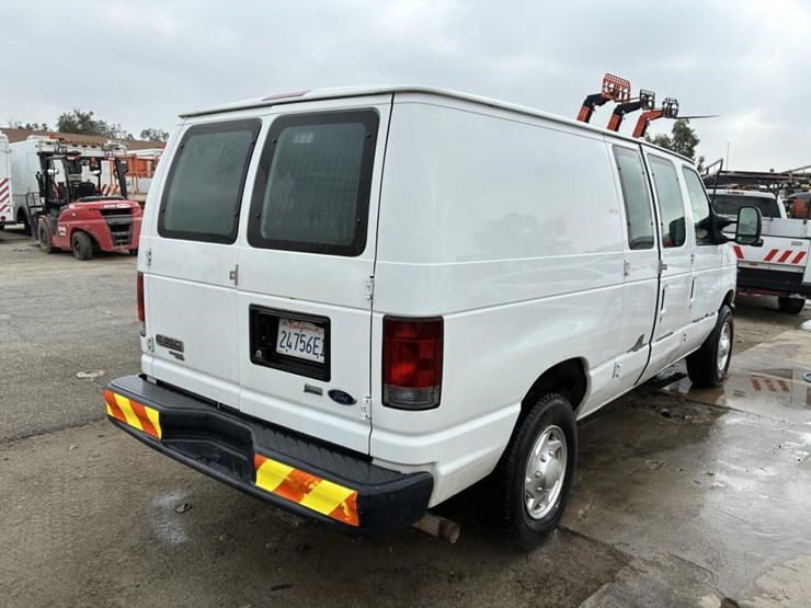 2011-ford-e350-image-3