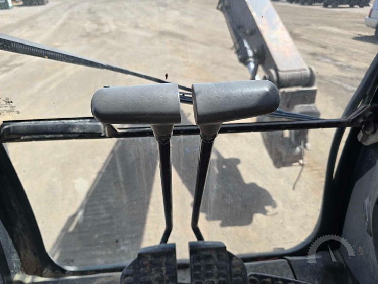 2018-deere-245g-lc-image-13
