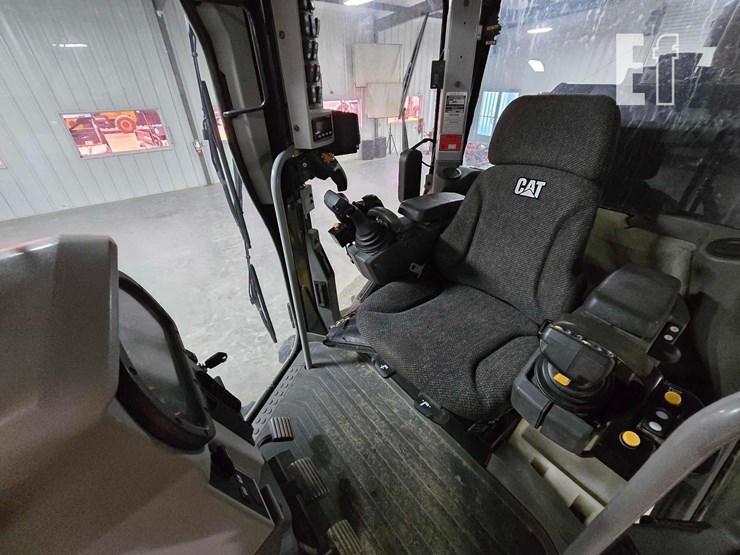 2014-caterpillar-160m2-image-15