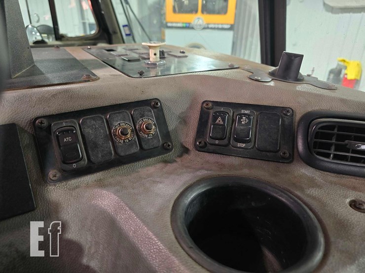 2017-peterbilt-320-image-16