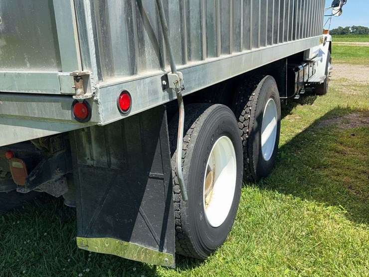 2002-freightliner-fl80-image-14