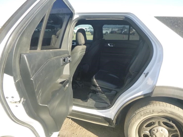 2020-ford-explorer-image-13