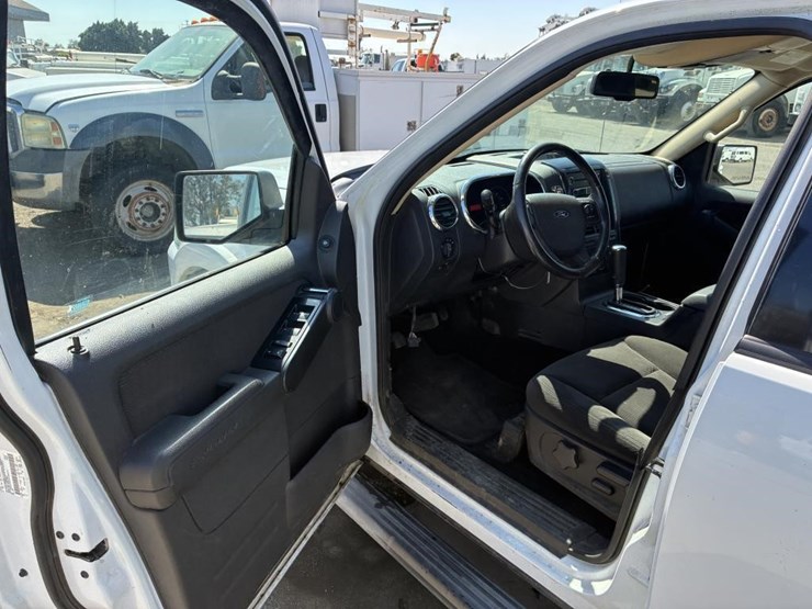 2010-ford-explorer-image-17
