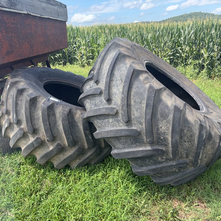 Set of 2 (800/65R32) tires