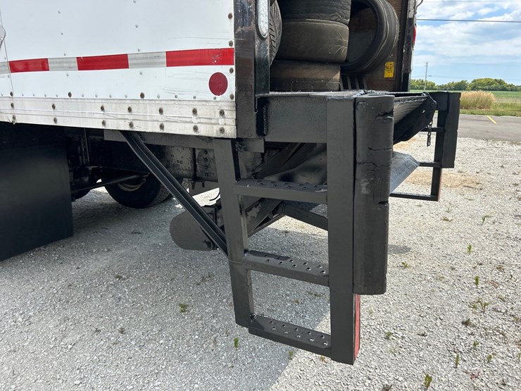 2001-gmc-t7500-image-29