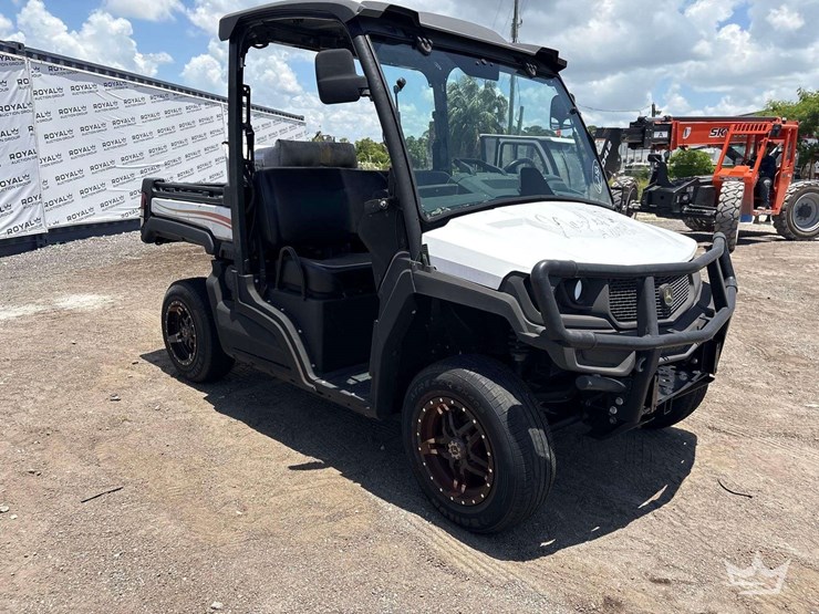 2022-john-deere-gator-image-2