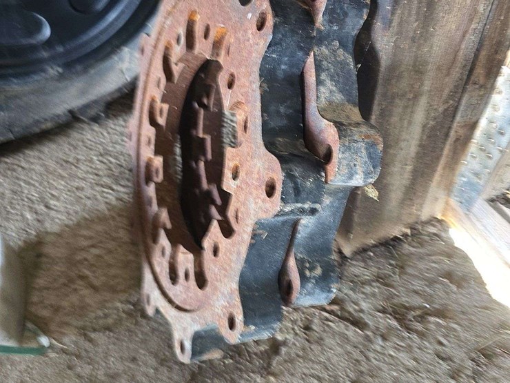 2014-saucy-combine-tracks,-32''-very-low-use,-have-used-two-season,-probably-less-than-1500-acres-of-entire-use,-have-the-adapter-to-fit-a-jd-combine-image-24