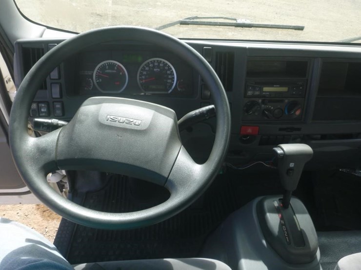 2017-isuzu-nrr-image-15