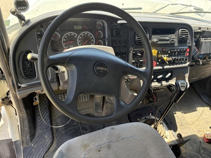 2013-freightliner-114sd-image-20