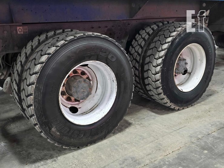 2017-peterbilt-320-image-32
