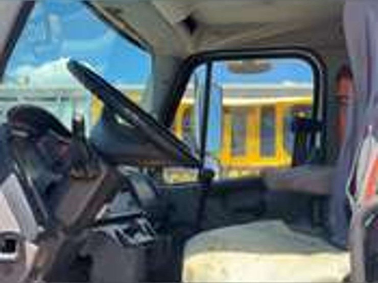 2007-freightliner-m2-106-image-19