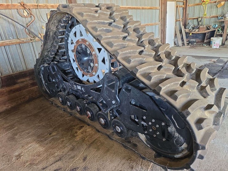 2014-saucy-combine-tracks,-32''-very-low-use,-have-used-two-season,-probably-less-than-1500-acres-of-entire-use,-have-the-adapter-to-fit-a-jd-combine-image-19