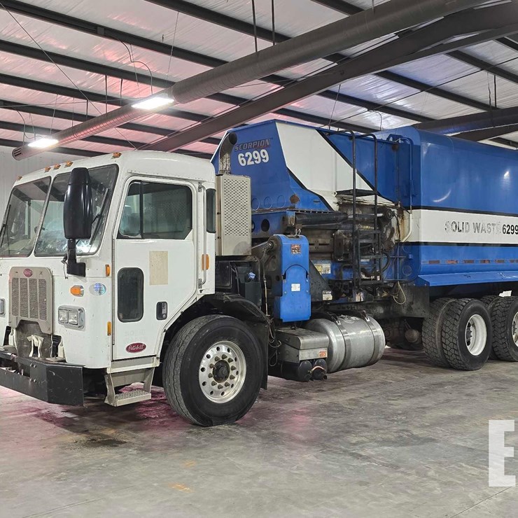 2015 PETERBILT 320
