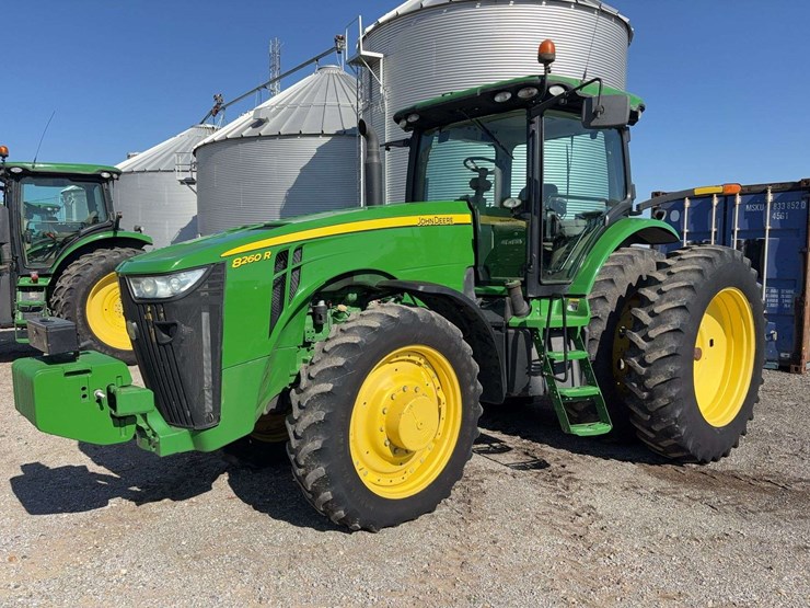 2011-john-deere-8260r-image-1