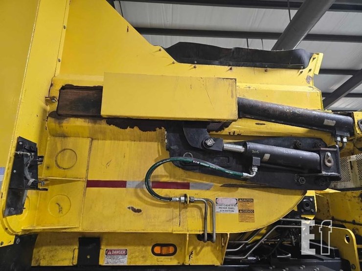2018-peterbilt-320-image-22