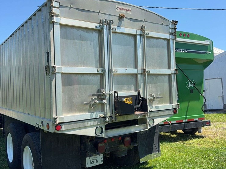 2002-freightliner-fl80-image-11
