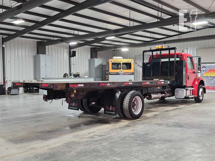 2015-freightliner-business-class-m2-106-image-3