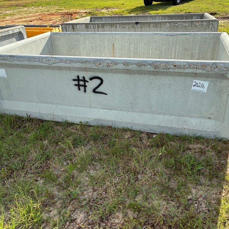 #20216 • Concrete water trough