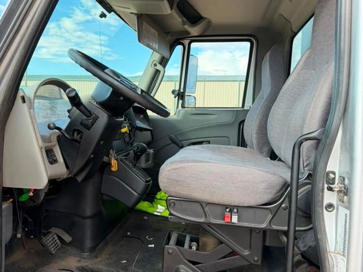 2017-international-durastar-4300-image-13