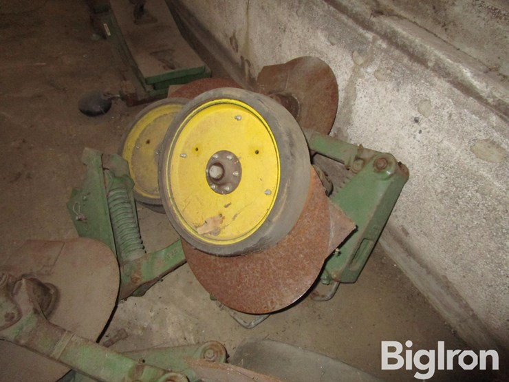 john-deere-planter-fertilizer-openers/disc-assemblies-image-16